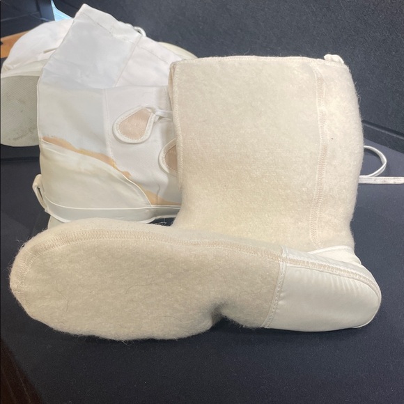 Canadian Acton Mukluk Boots with Liners - Picture 8 of 16